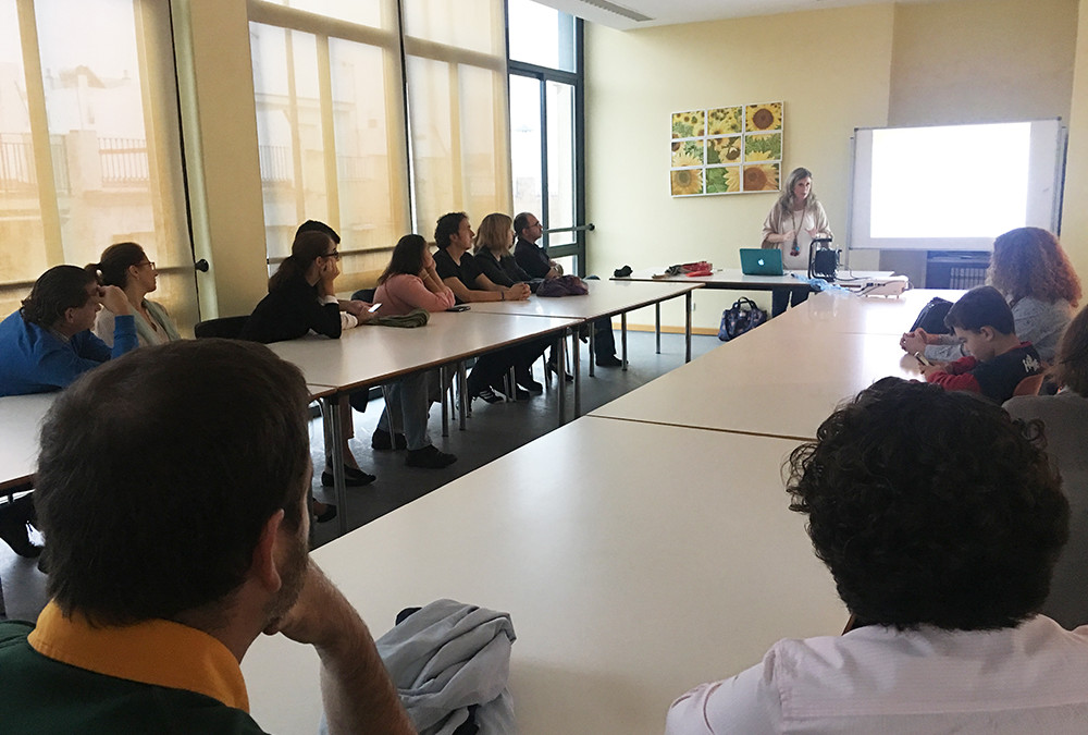 La directora de Centro CADIS explica a los padres las novedades del curso