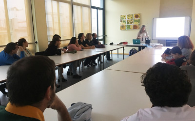 La directora de Centro CADIS explica a los padres las novedades del curso